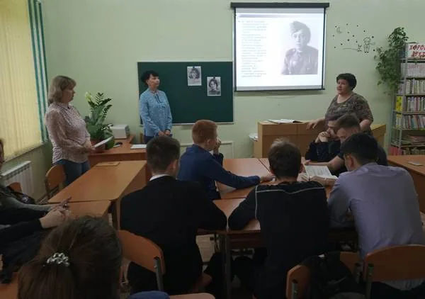Час поэзии « Какая безмерная тяжесть на женские плечи легла».